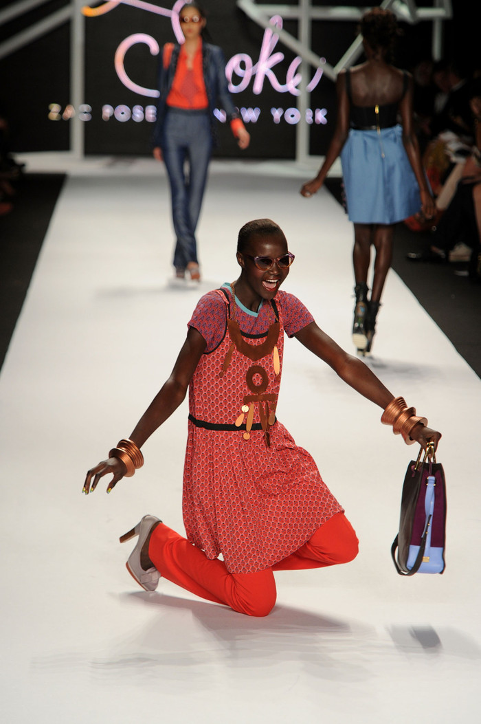  Người mẫu không biết làm gì hơn ngoài nở một nụ cười thể hiện ‘tôi vẫn ổn’.