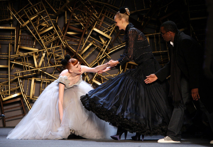 Khi Karen Elson vấp ngã trong buổi trình diễn của Zac Posen vào năm 2008, Sean ‘Diddy’ Combs đã chạy ra giúp đỡ cô.