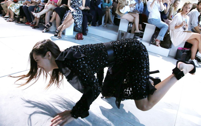 13 cú 'vồ ếch' nhớ đời trên sàn catwalk của dàn mẫu nổi tiếng Ảnh 2