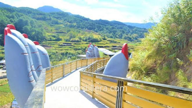 Nếu so với bản gốc thì chiếc cầu này quả là 'một trời một vực'.