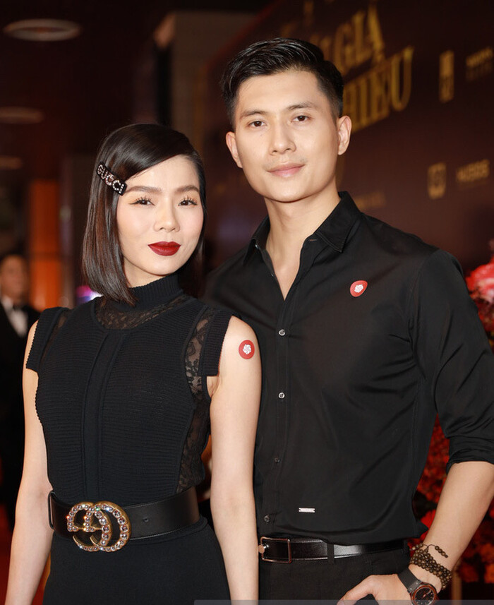 Gương mặt trái xoan thanh tú, nhẹ nhàng... 