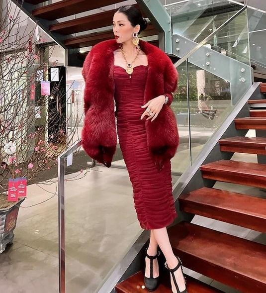 Dù vậy, phong cách ăn mặc, thần thái sang chảnh vẫn thuộc hàng khó có điểm chê. 