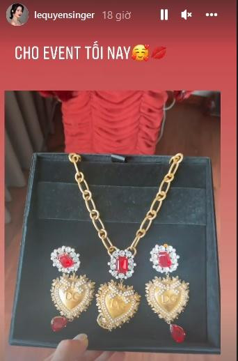 Người đẹp còn trưng dụng một bộ nữ trang đắt giá để phù hợp phong cách.