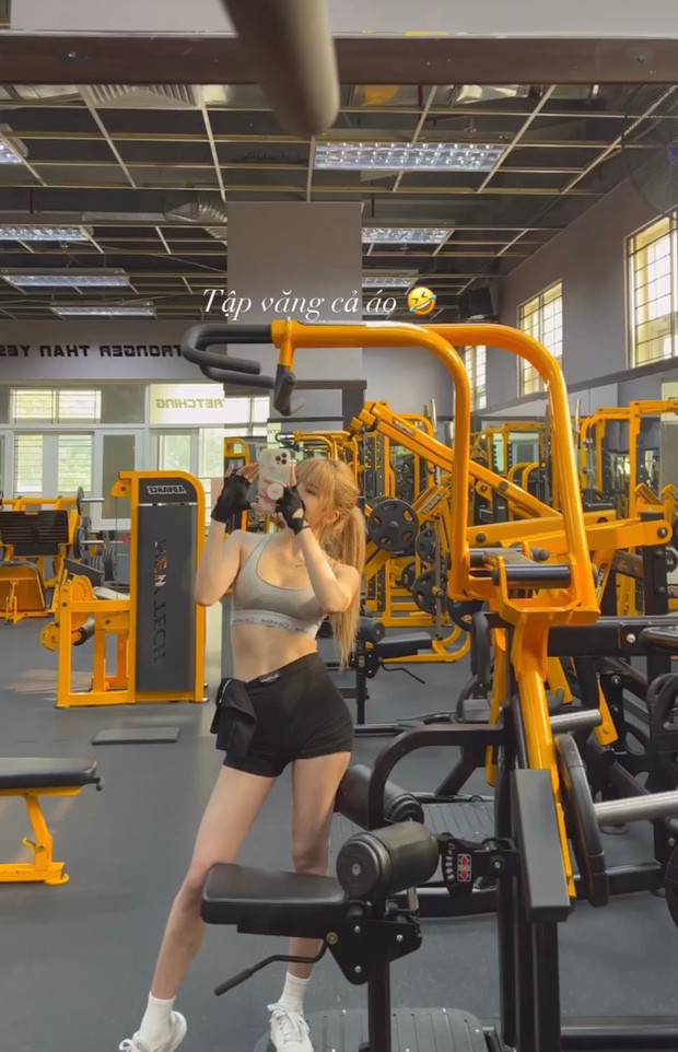 Thiều Bảo Trâm khoe vóc dáng săn chắc trong phòng tập