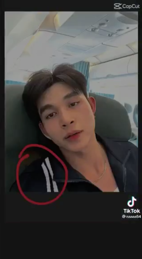 Thậm chí là mặc áo khoác đôi khi đi máy bay