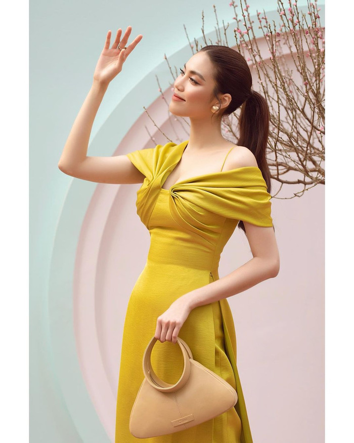 Vóc dáng thon gọn, nuột nà, đặc biệt là vòng eo con kiến của nàng siêu mẫu khiến ai cũng phải xuýt xoa trầm trồ.