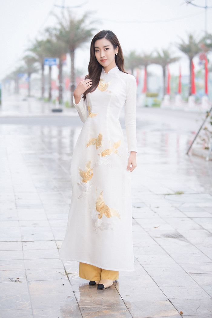 Nàng hậu sinh năm 1996 năm nào cũng ăn Tết cùng bố mẹ tại Hà Nội. Là con gái lớn trong nhà, Hoa hậu thường xuyên vào bếp để trổ tài nấu nướng.