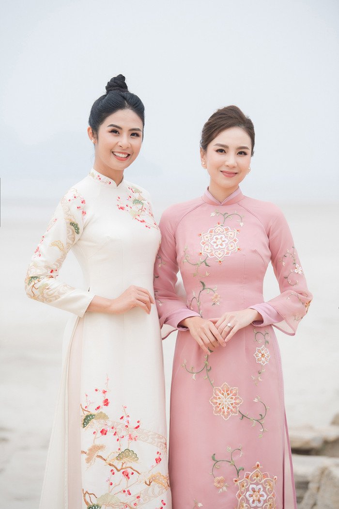 Các mẫu áo có tông màu trắng, pastel nhẹ nhàng với hoạ tiết hoa được thêu tỉ mỉ bằng tay, tôn lên vẻ đằm thắm cho dàn người đẹp. 