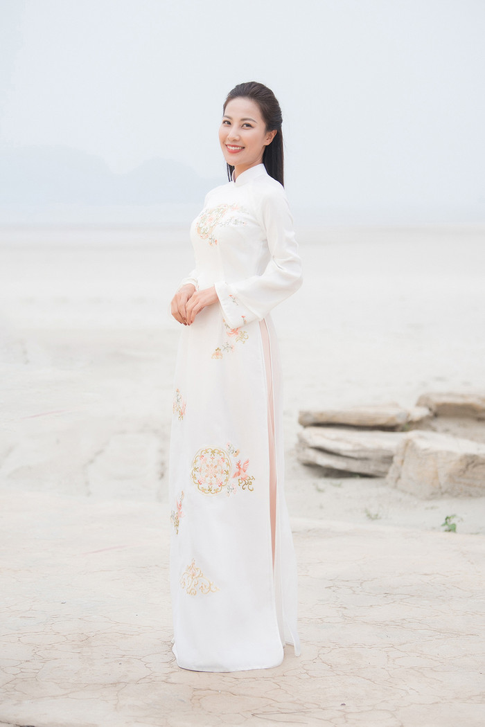 MC Thu Hoài khoe dáng tại Quảng Ninh trong mẫu áo dài thêu tinh tế.
