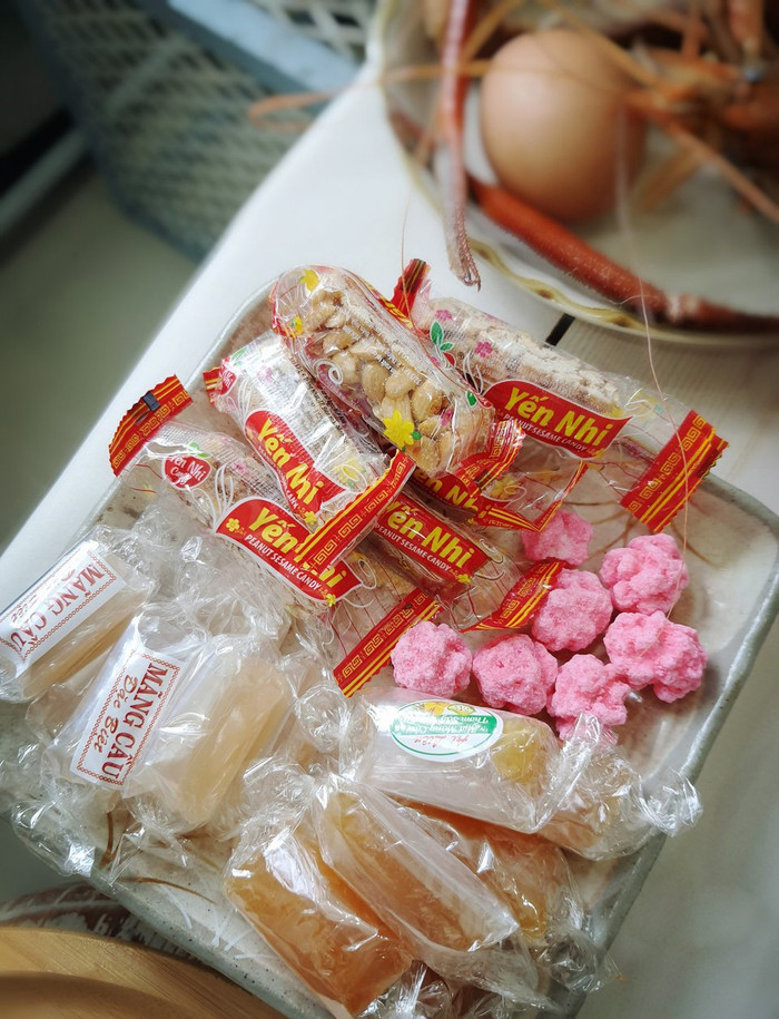 Những lễ vật được do tự tay các bà nội trợ chuẩn bị, bên cạnh đó không thể thiếu các loại mứt đặc trung của ngày Tết Nguyên đán. Ảnh: Linh Nguyen.