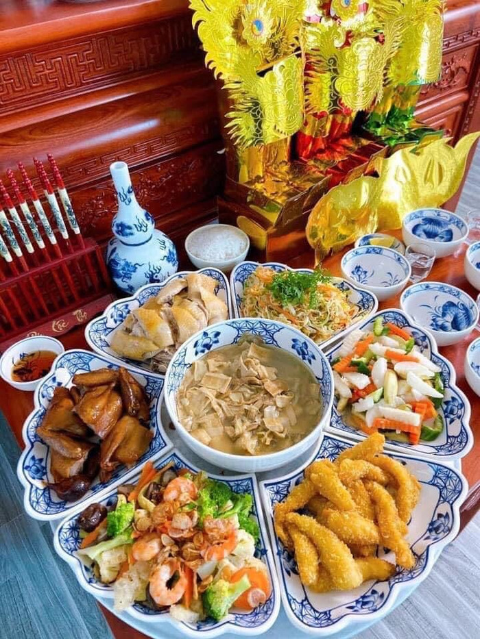Nhiều gia đình cũng bày trí thức ăn cúng trong những bộ dĩa, vừa sang trọng nhưng đảm bảo tiện lợi, ít chiếm diện tích. Ảnh: Nấmm Nhỏ
