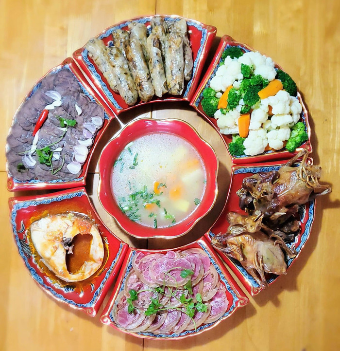 Một mâm cổ nhỏ nhưng vẫn đảm bảo đầy đủ lễ vật, cá chép thật cũng được thay thế bằng xôi - cách tạo hình ấn tượng khiến dân tình chấm 10 điểm về mặt thẩm mỹ. Ảnh: Lê Hoàng Trang Hân