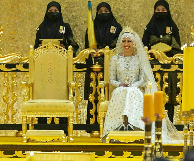 Cô dâu mặc trang phục gấm gắn kim cương.