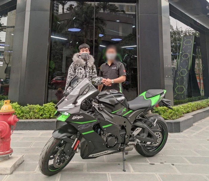 Đối tượng Nguyễn Văn Nam sử dụng tiền cướp được ở ngân hàng đi mua phân khối lớn.