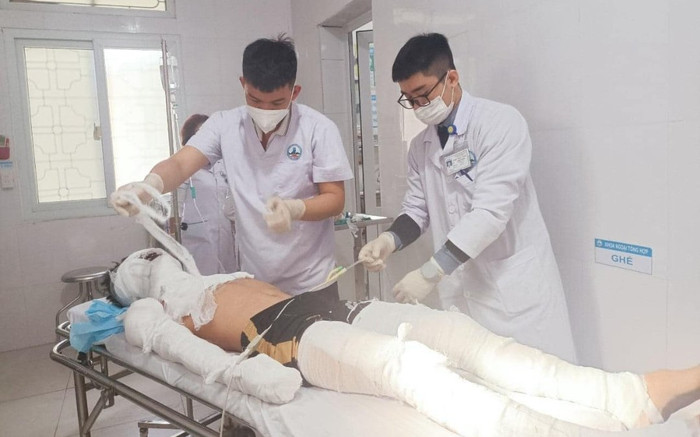 Nam sinh bị bỏng nặng khi đốt pháo hoa lúc cận Tết Ảnh 2