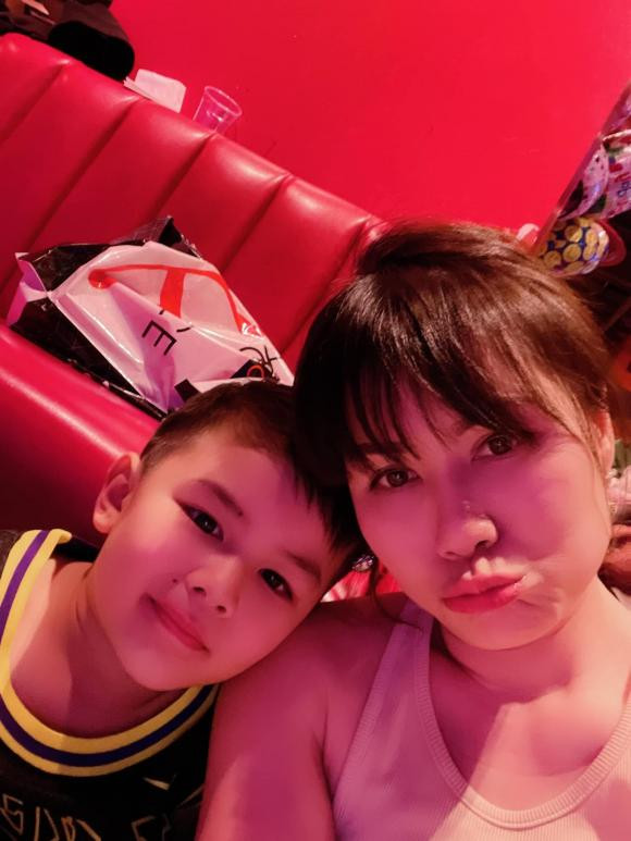 Nhóc tì được mẹ đưa đi chơi sau khi khỏi bệnh. 