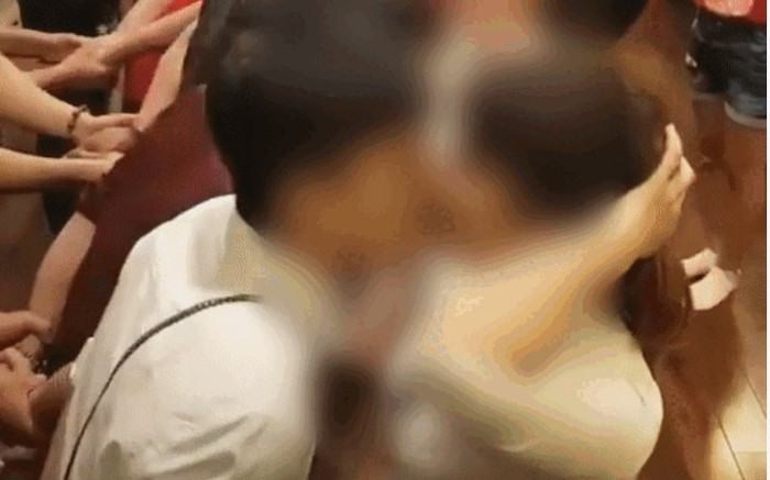 Đỏ mặt trước đoạn clip trò chơi thử thách nhạy cảm trong tiệc tất niên của công ty Ảnh 2