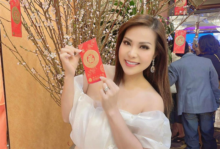 Khép lại bê bối tình ái, Thắm Bebe bắt nhịp trở lại với công việc, cuộc sống.