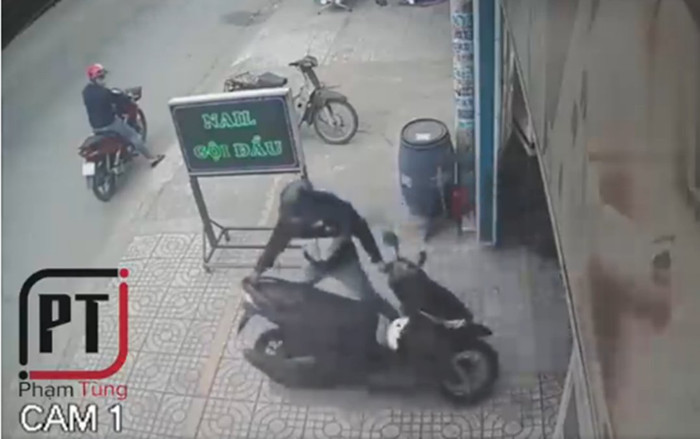 Nam thanh niên ghé tiệm gội đầu, thản nhiên dắt chiếc xe máy của người khác rồi tẩu thoát trong tích tắc Ảnh 2