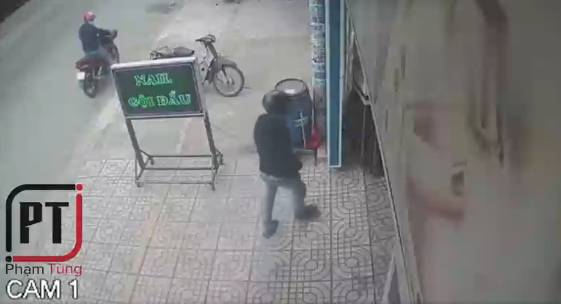 Nam thanh niên ngồi sau tiến vào tiệm gội đầu