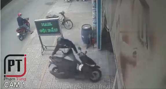 ... nhanh tay dắt chiếc xe máy của khách hàng trong tiệm rồi rồ ga tẩu thoát