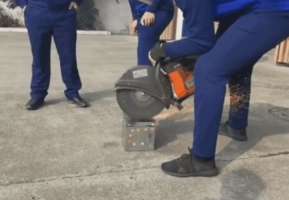 Người vợ cầm hộp sắt của chồng tới trạm cứu hỏa nhờ cưa hộ.&nbsp;