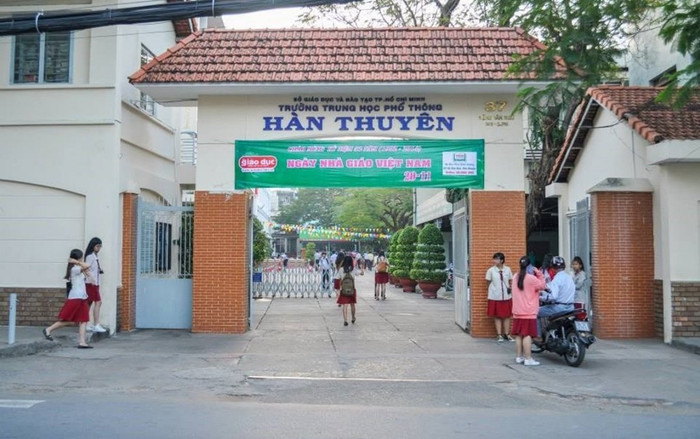 Trường học nói gì trước vụ việc giáo viên Vật lý dùng compa đâm chảy máu tay học sinh? Ảnh 2