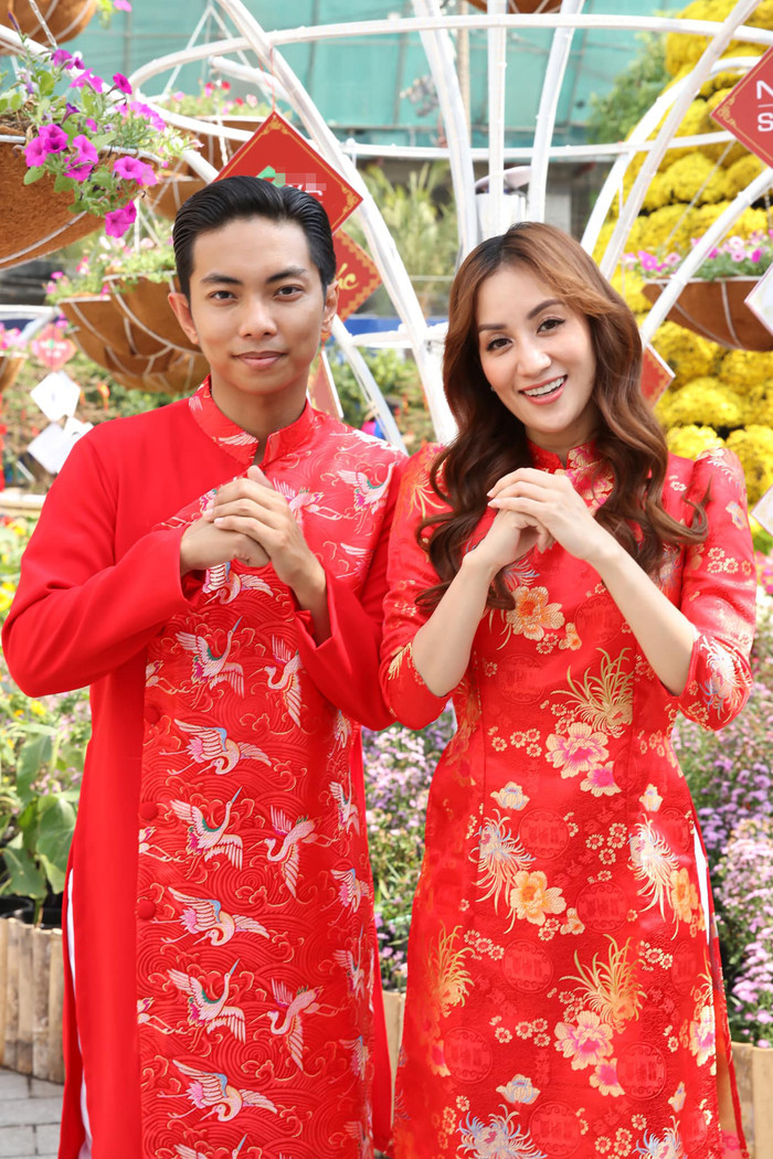 Phan Hiển tình tứ 'khóa môi' Khánh Thi giữa đường phố Sài Gòn Ảnh 5