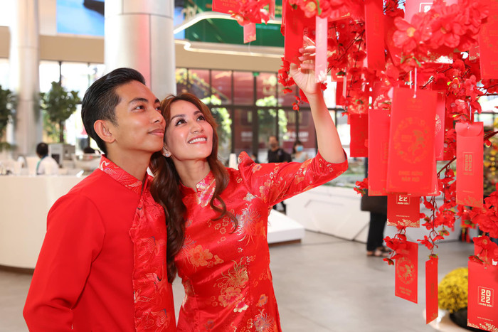 Phan Hiển tình tứ 'khóa môi' Khánh Thi giữa đường phố Sài Gòn Ảnh 7