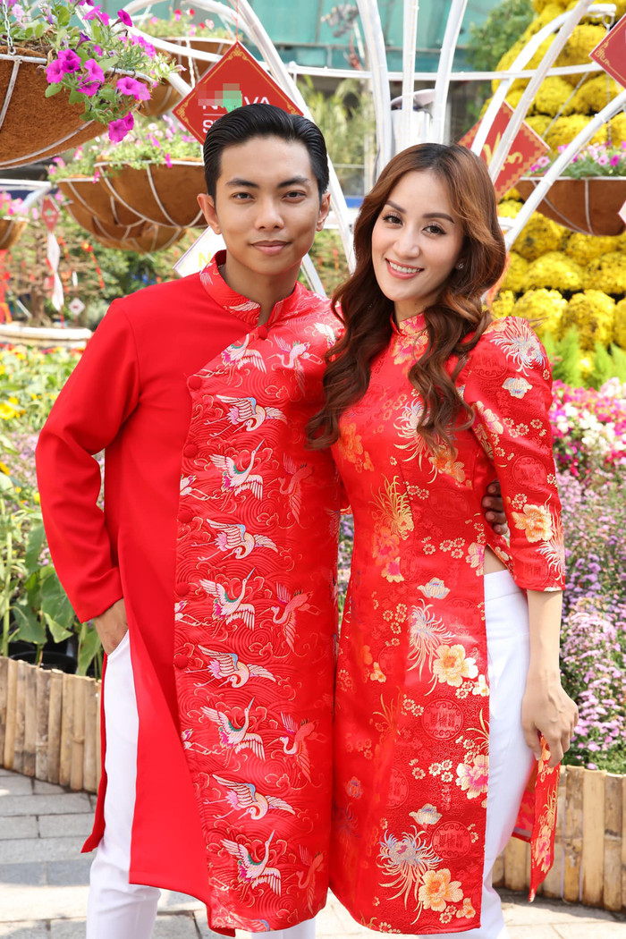 Phan Hiển tình tứ 'khóa môi' Khánh Thi giữa đường phố Sài Gòn Ảnh 4