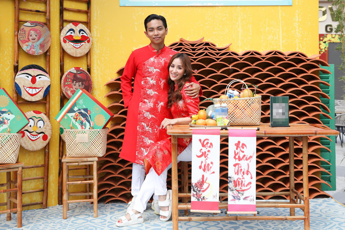 Phan Hiển tình tứ 'khóa môi' Khánh Thi giữa đường phố Sài Gòn Ảnh 3