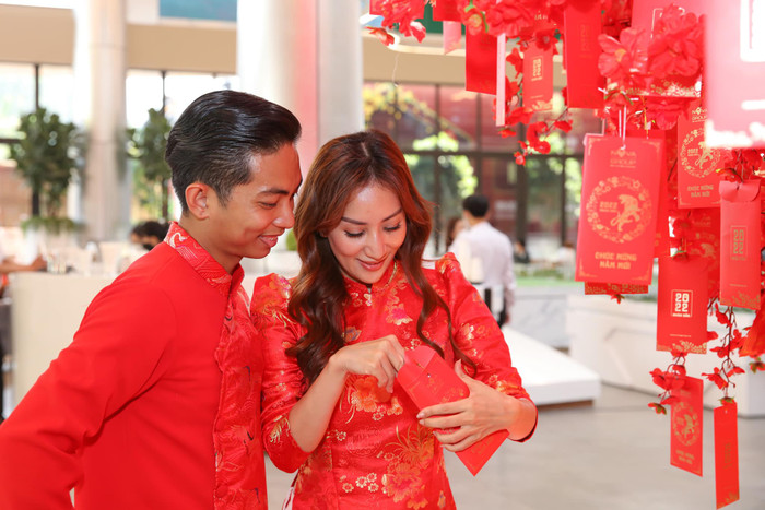 Phan Hiển tình tứ 'khóa môi' Khánh Thi giữa đường phố Sài Gòn Ảnh 8
