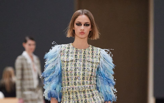 Chanel gây sững sờ vì lột xác 'trẻ hóa' trong BTS Xuân Hè Haute Couture 2022 Ảnh 2