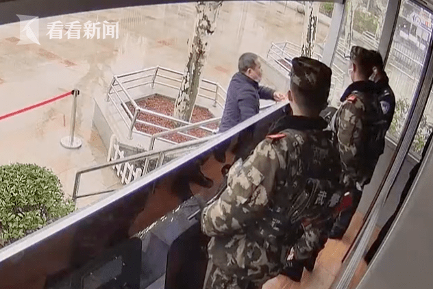 Người đàn ông giao thư tuyệt mệnh cho cảnh sát vũ trang trước khi ngất xỉu. 