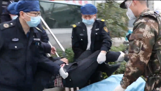 Người đàn ông được đưa tới bệnh viện cấp cứu. 