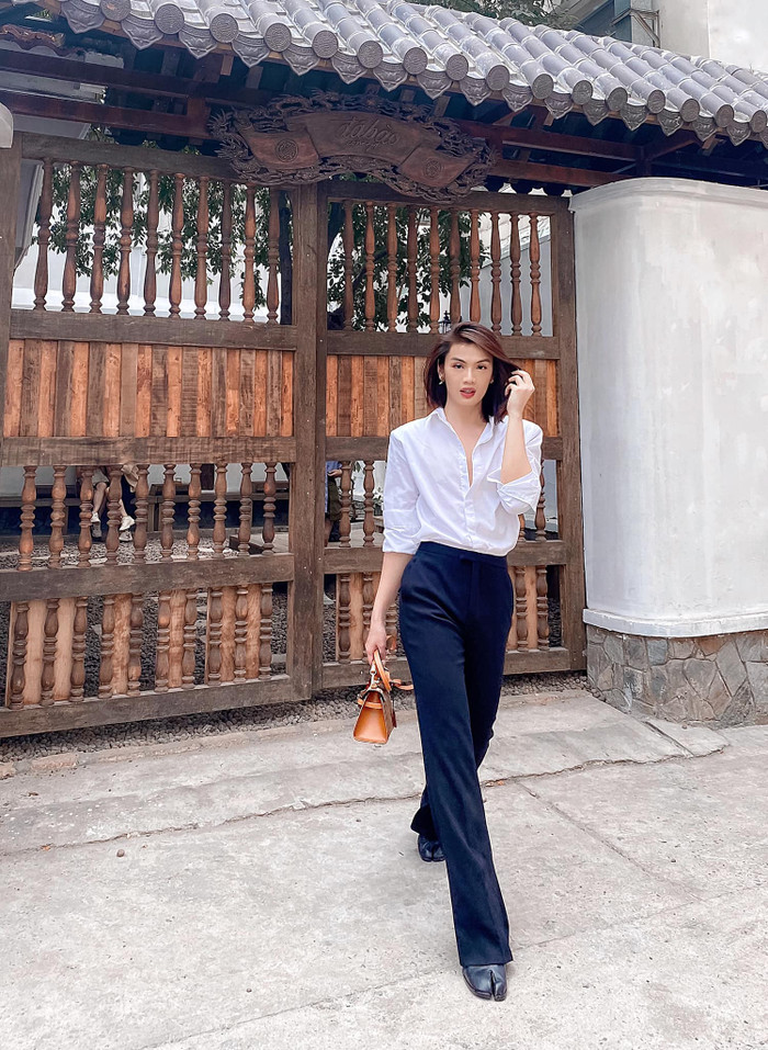 Không thể bỏ qua những lần mix quần ống đứng sơ-vin cùng áo sơmi, tuy đơn giản nhưng cực kỳ thanh lich. Đây cũng là một gợi ý dễ mặc, tạo cảm giác đôi chân dài hơn cho nhiều cô gái. 