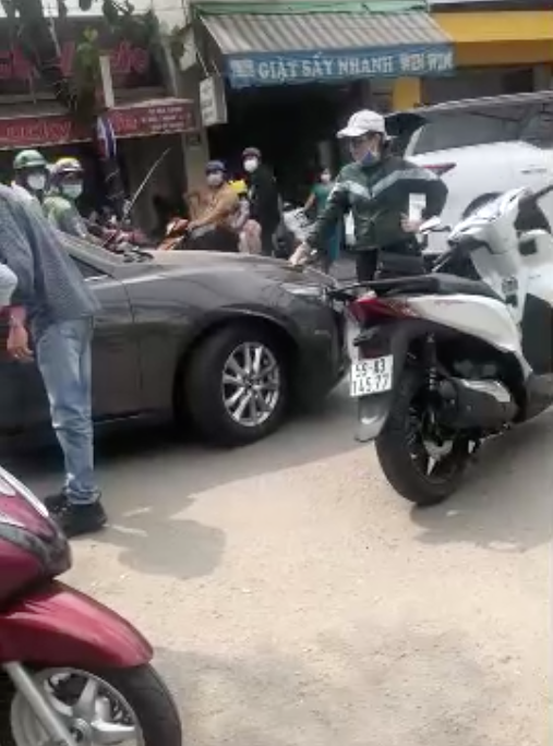 Chị vợ bắt tại trận chồng chở trà xanh giữa phố.