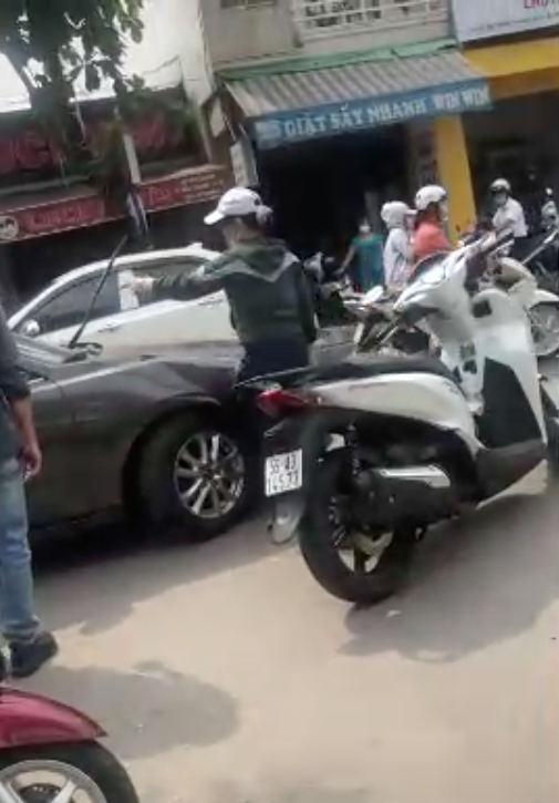 Vợ đi SH chặn đầu ô tô bắt quả tang chồng đang chở 'trà xanh': 'Hôm nay mày có đi thì cũng đi luôn đi' Ảnh 1