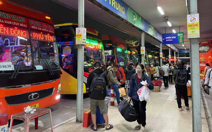 Người dân xếp hàng dài, đứng ngồi la liệt chờ đợi tại Bến xe miền Đông từ chiều để về quê ăn Tết Ảnh 2