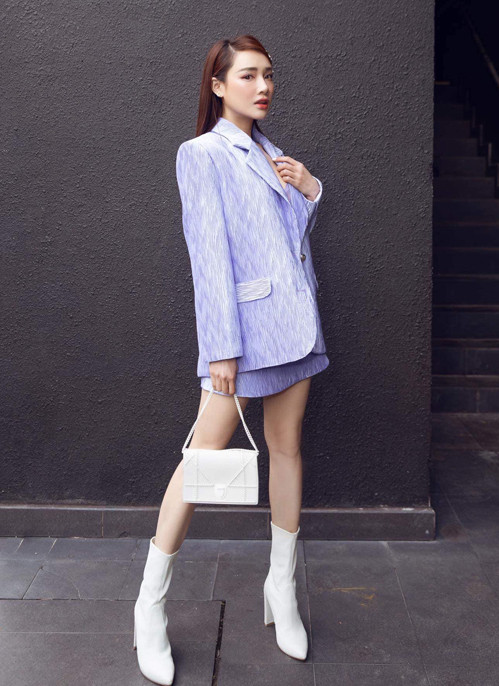 Trước đó, người bạn thân thiết Nhã Phương cũng có lựa chọn tương tự. Nhã Phương phối trang phục cầu kỳ hơn với những món phụ kiện tông trắng.