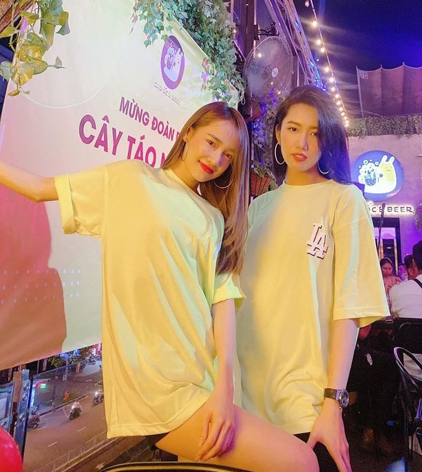 Ngay cả khi chọn áo phông phóng khoáng, 2 nữ diễn viên cũng tỏ ra cực ăn ý trong gu thời trang.