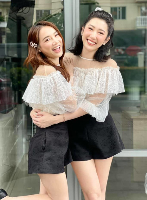 Nhã Phương và Thúy Ngân nhiều lần 'mặc chung đồ', cả 2 đều được khen ngợi về nhan sắc tươi trẻ mỗi khi đọ dáng. Thúy Ngân thường để kiểu tóc tối giản, trong khi đó, bà xã Trường Giang đầu tư phụ kiện cho tóc rất kỹ càng.