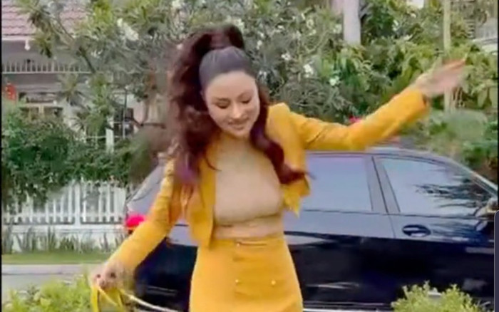 Vũ Thu Phương catwalk đường khó thì thần thái, đến chỗ vắng vẻ lại chao đảo suýt té Ảnh 2