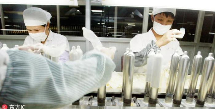 Nhân dịp vừa sản xuất bao cao su thế hệ mới chỉ mỏng 1mm, một công ty ở tỉnh Cam Túc quyết định tặng nhân viên dùng thử.