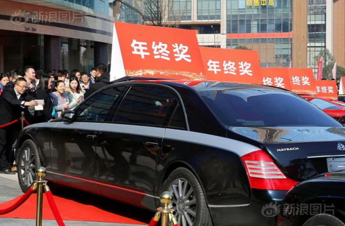 Năm 2017, một công ty ở Thành Đô, tỉnh Tứ Xuyên lái hẳn siêu xe lên thảm đỏ để trao cho nhân viên xuất sắc.