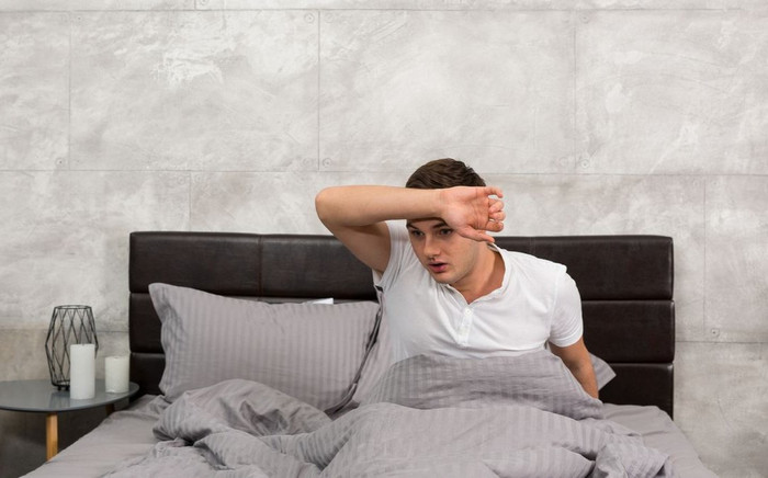 Đổ mồ hôi ban đêm có phải là triệu chứng của Omicron? Ảnh 2