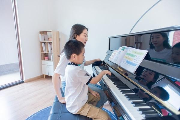 Chu Lan là một giáo viên dạy đàn piano rất xinh đẹp và nổi tiếng. Ảnh minh họa