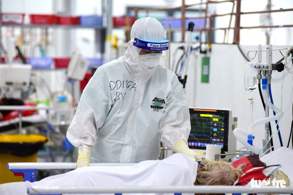 Nhân viên y tế làm việc tại Trung tâm hồi sức COVID-19, Bệnh viện dã chiến số 14 (Q.Tân Phú) - Ảnh: DUYÊN PHAN