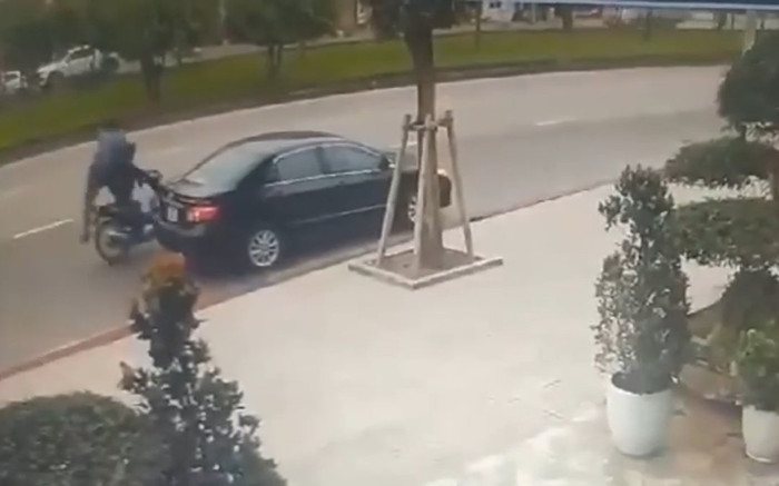 Clip: Nam thanh niên lao như bay, hạ gục tên cướp manh động trên đường phố Hải Dương Ảnh 2