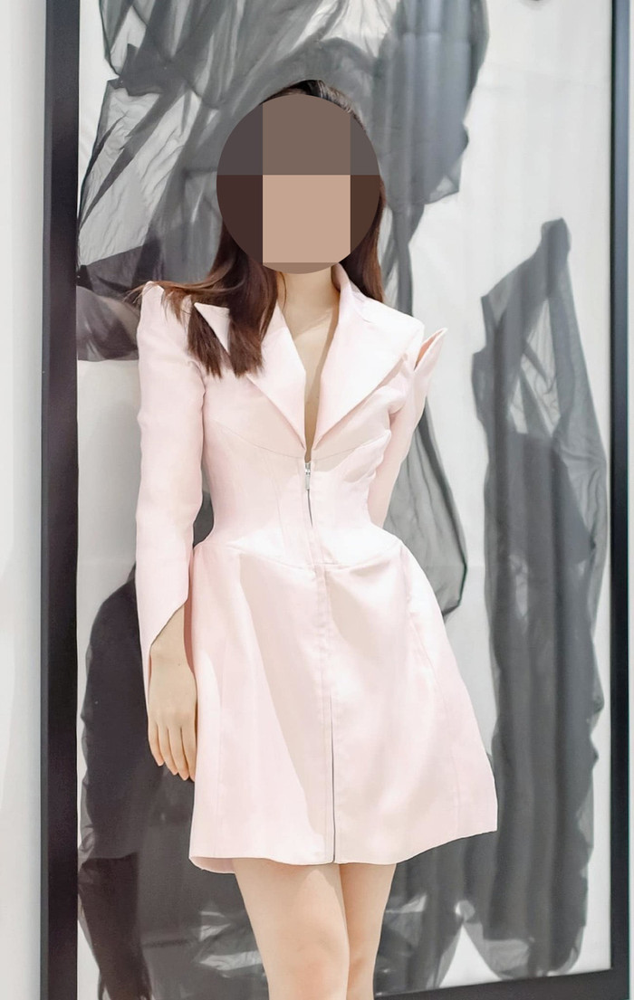 K.W là nữ MC và diễn viên tự do, bên cạnh đó cô nàng còn lấn sân sang lĩnh vực ca hát